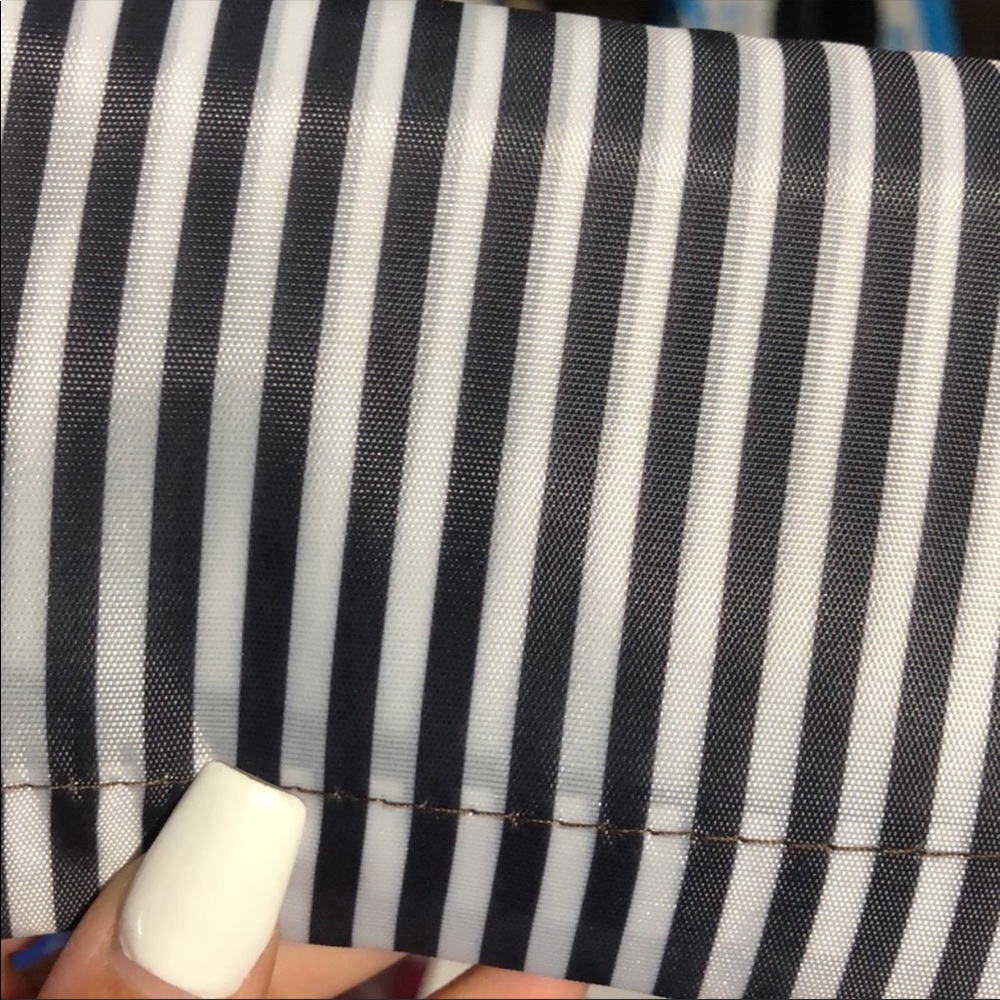 NWT STRIPED OVERSIZED TOTE/TRAVEL BAG👜 - Picture 3 of 5
